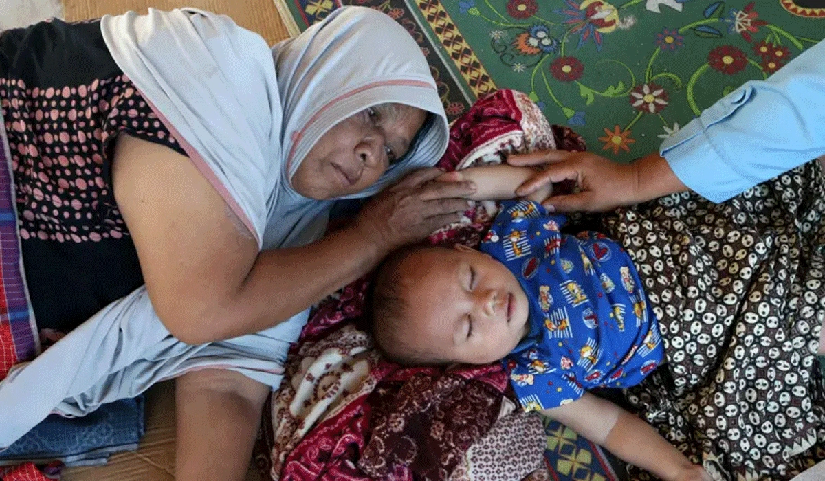 Demi Sepiring Makan, Warga Terisolasi Akibat Banjir Menembus Kubangan Lumpur Agar Bertahan Hidup