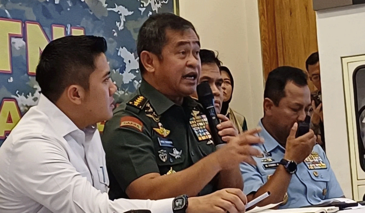 Viral! Beras Bantuan Dijatuhkan Dari Udara, Warga Banjir Sumatera Terpaksa Memungut Sendiri