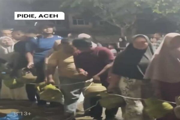 Antrean Elpiji Hingga Malam di Pidie Aceh, Pemerintah Dinilai Gagal Tangani Krisis Pasca Banjir