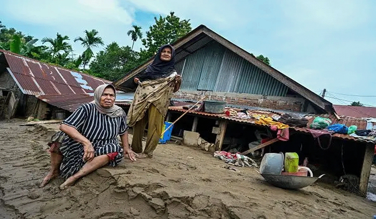 Demi Sepiring Makan, Warga Terisolasi Akibat Banjir Menembus Kubangan Lumpur Agar Bertahan Hidup