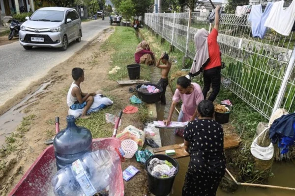 Krisis Air Bersih Pasca Longsor Tapanuli Tengah, Warga Terpaksa Mandi di Parit