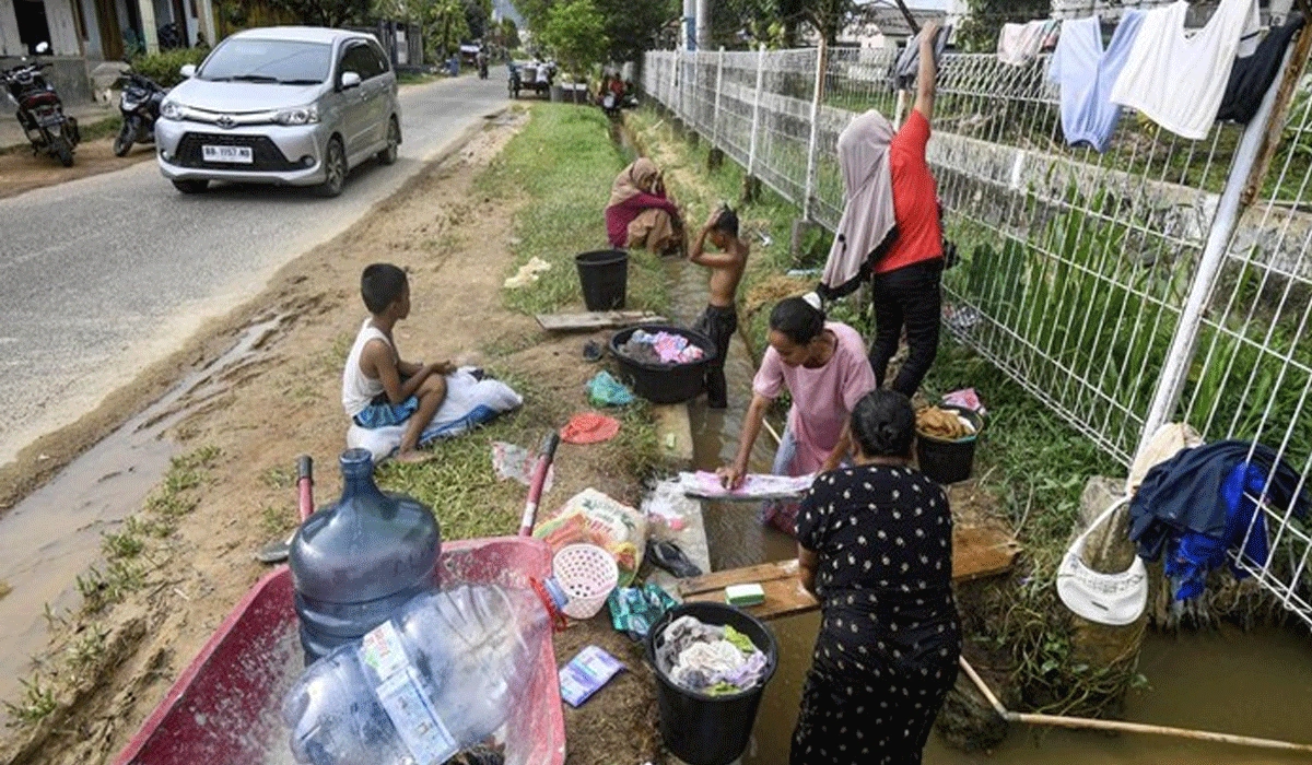 Krisis Air Bersih Pasca Longsor Tapanuli Tengah, Warga Terpaksa Mandi di Parit