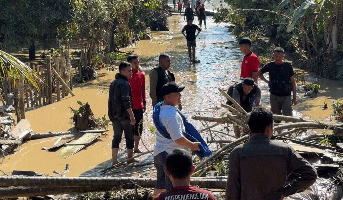 Warga Aceh Utara Berebut Mie Instan Demi Bertahan Hidup Setelah Banjir