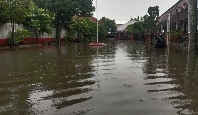 Banjir Rendam 22 Sekolah di Medan, Siswa Terpaksa Belajar Dari Rumah