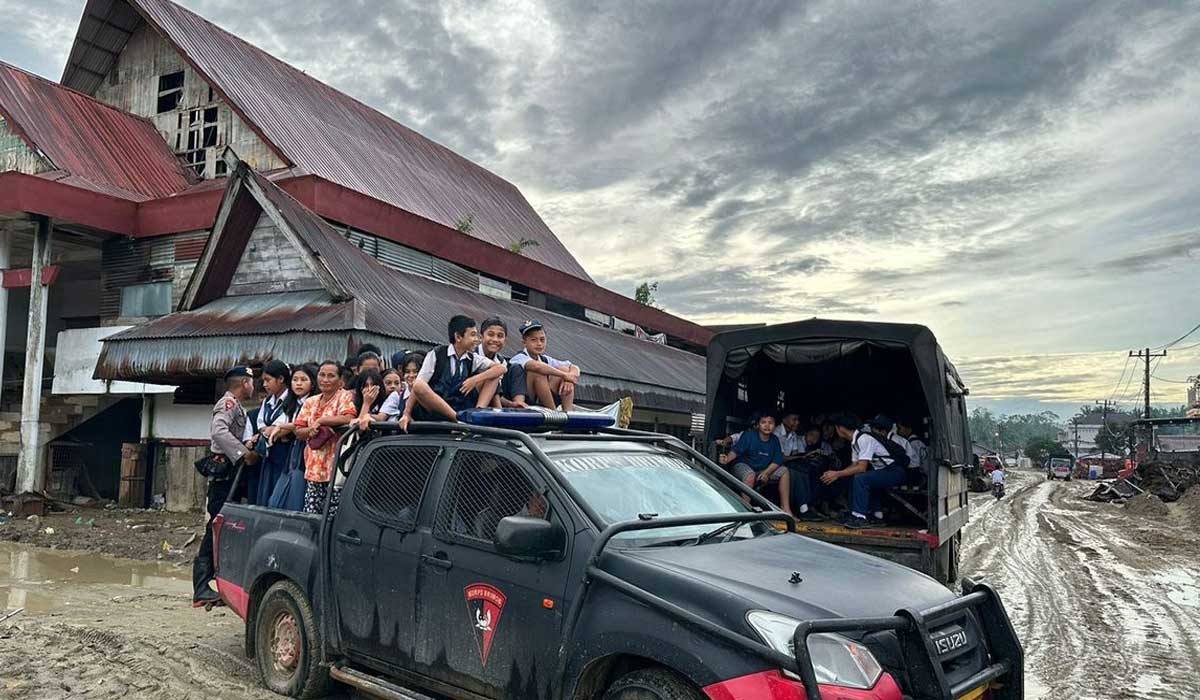 Akses Jalan Rusak Akibat Bencana, Anak-Anak Diantar Polisi ke Sekolah