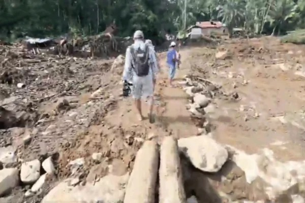Pemerintah Lambat! Warga Sumbar Rela Tempuh 40 Km Berjuang Salurkan Makanan ke Korban Banjir Yang Terabaikan