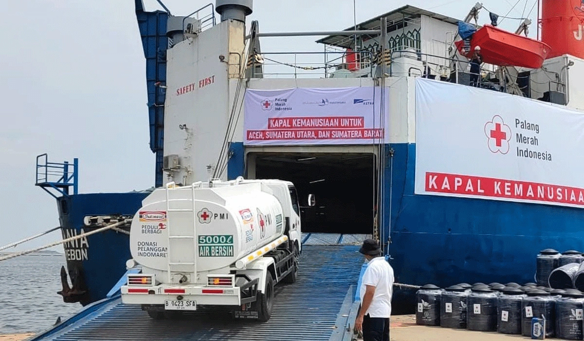 PMI Kirim 60 Tangki Air Untuk Korban Banjir Sumatera, Respons Cepat