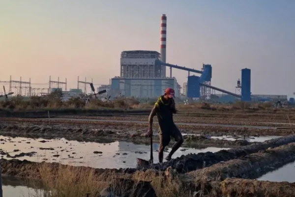 Di Balik Asap PLTU, Jeritan Warga yang Tersiksa Polusi