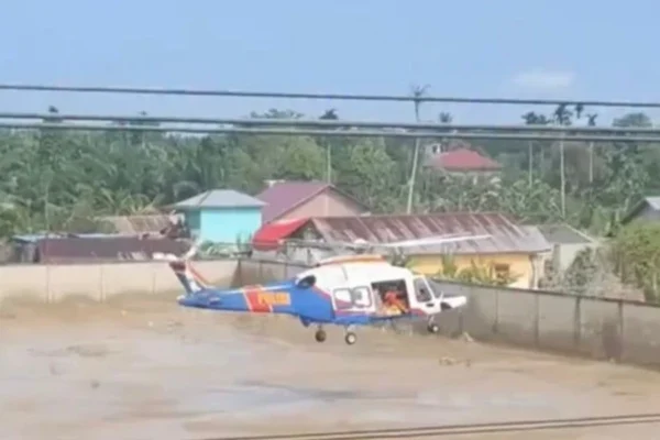 Polri Kirim Bantuan Logistik Dengan Helikopter di Tengah Banjir