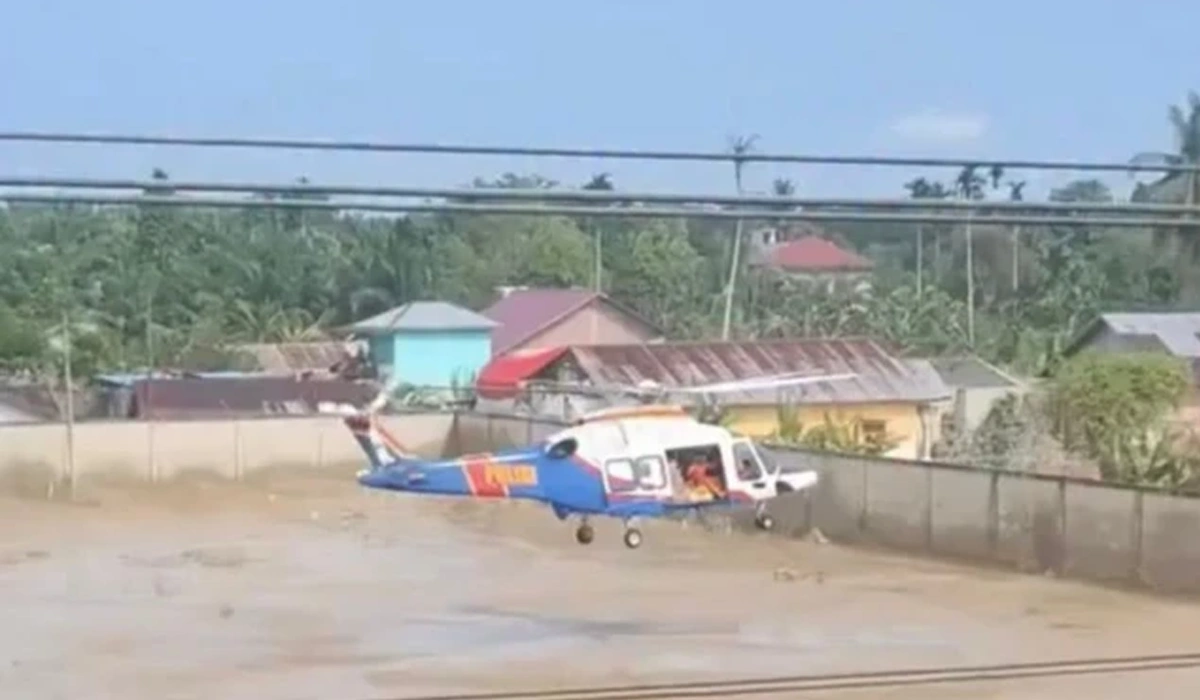 Polri Kirim Bantuan Logistik Dengan Helikopter di Tengah Banjir