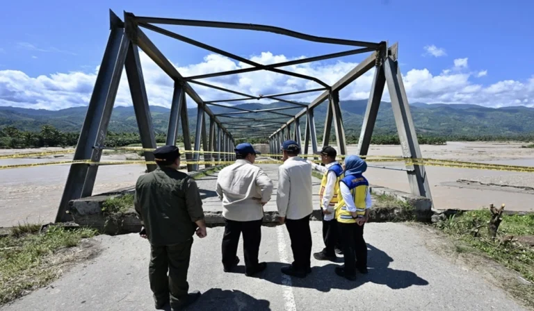 Prabowo Tinjau Jembatan Pante Dona di Aceh yang Putus Akibat Banjir