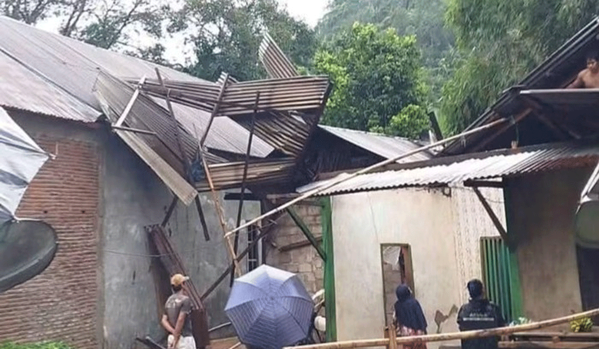 Angin Kencang Terjang Mamasa di Tengah Kemarau, Rumah dan Sekolah Rusak Angin Kencang Terjang Mamasa di Tengah Kemarau, Rumah dan Sekolah Rusak